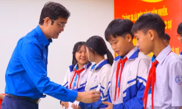 Bí thư thứ nhất T.Ư Đoàn động viên, chia sẻ khó khăn cùng bà con, học sinh nghèo Gia Lai