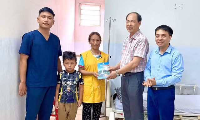 'Sinh viên 5 tốt' cứu sống bé trai đuối nước