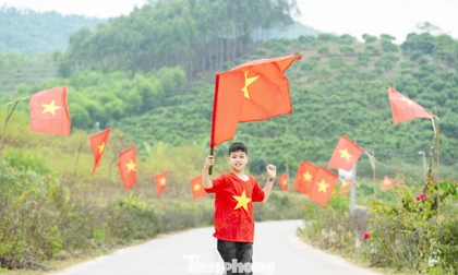 Đường cờ Tổ quốc ở xã Đại Sơn đi qua nhiều thôn, tạo không khí phấn khởi đầu năm mới.