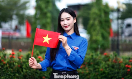 Gen Z Bắc Ninh “phủ xanh” mạng xã hội với trend check-in áo Đoàn.