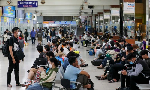 Chậm hủy chuyến bay: Khách có quyền yêu cầu hoàn vé trường hợp nào?