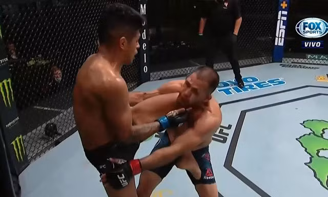 Jonathan Martinez ra đòn hạ gục đối thủ.