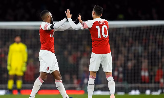 Lacazette tỏa sáng, Arsenal nối dài mạch trận bất bại