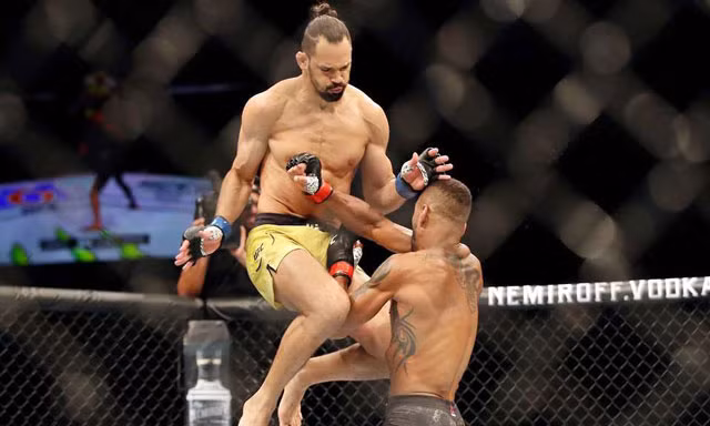 Danny Roberts ra đòn chuẩn xác về phía Michel Pereira.