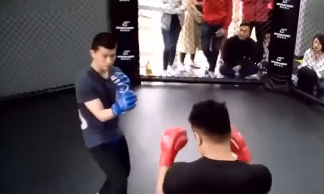 Dù nhập cuộc không tốt, nhưng võ sĩ Vịnh Xuân Quyền (trái) vẫn giành chiến thắng.