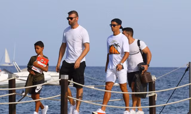 'Đột nhập' biệt thự mới siêu sang của Cristiano Ronaldo