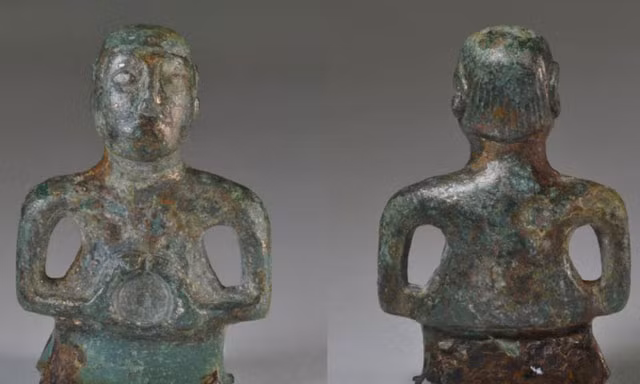 Bức tượng có hình dạng vừa giống thần Celtic vừa giống cầu thủ.
