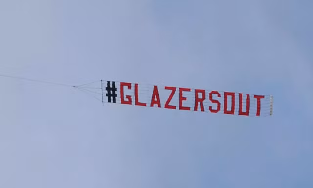 Cổ động viên thuê máy bay kéo biểu ngữ đòi đuổi ông chủ M.U