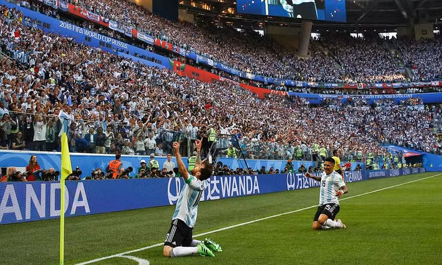 'Xé lưới' Nigeria, Messi bắt kịp kỳ tích của Maradona