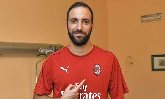 Juventus bán ‘bom tấn’ Higuian, đón Bonucci trở lại