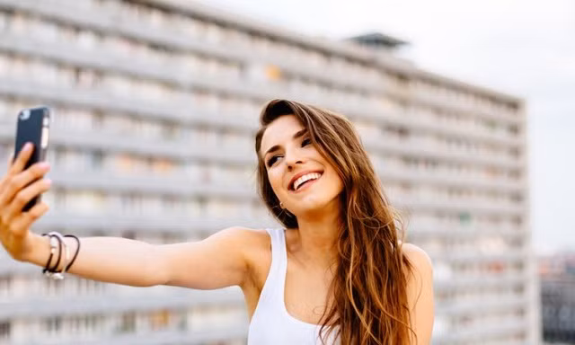 Nhà khoa học lý giải việc phụ nữ thích chụp ảnh selfies gợi cảm