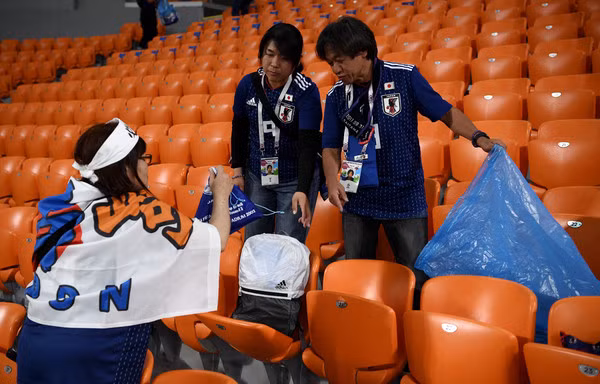 CĐV Nhật Bản gom rác trên khán đài, khiến cả thế giới ngưỡng mộ