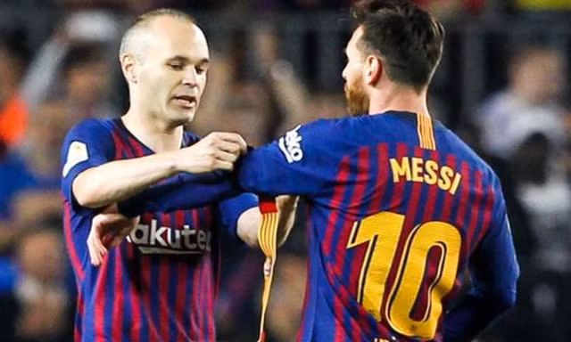 Messi sẽ thay thế Iniesta đeo băng đội trưởng của Barcelona.