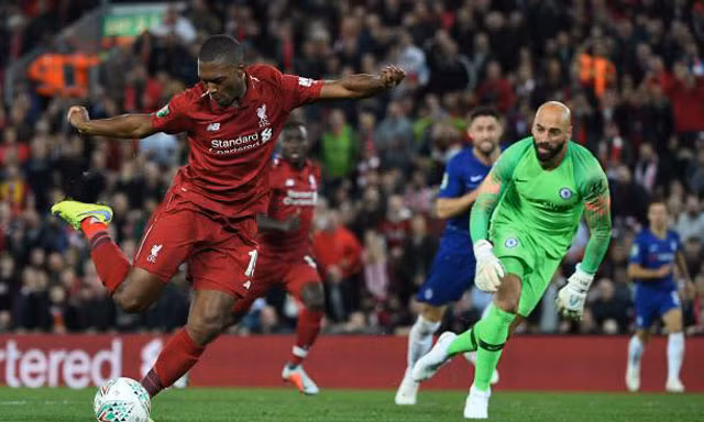 Pha bỏ lỡ khó tin của Sturridge.