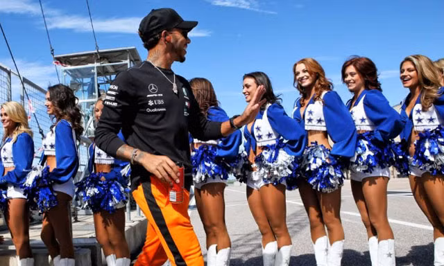 Lewis Hamilton đi qua dàn mỹ nữ cheerleaders của CLB Dallas Cowboys.