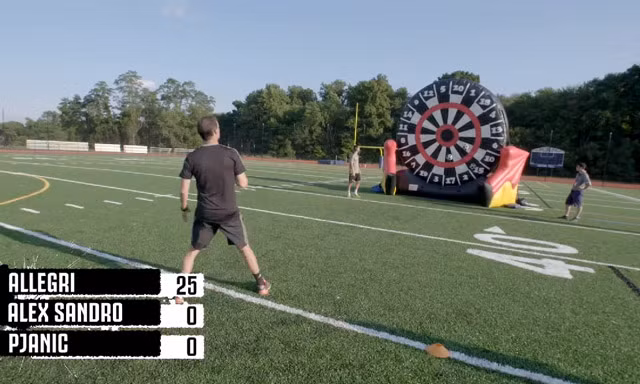 Clip: Cầu thủ Juve dùng bóng… thay phi tiêu