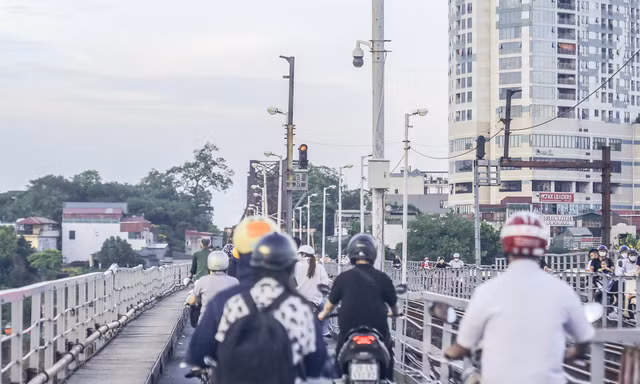 Cận cảnh 'mắt thần' phạt nguội trên cầu trăm tuổi Long Biên