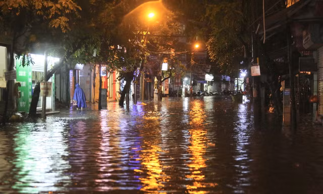 Nhiều tuyến phố tại Hà Nội ‘thành sông’ sau hơn 20 phút mưa trắng trời