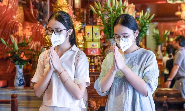 Sĩ tử đổ về Văn Miếu cầu may trước kỳ thi tuyển sinh vào lớp 10