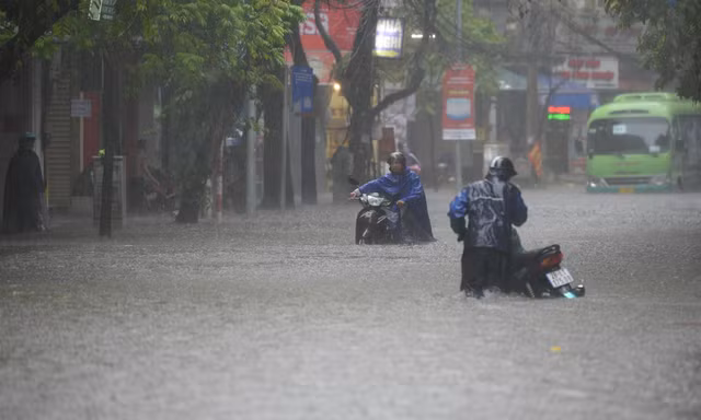 'Biển nước' bủa vây người dân Hà Nội chiều cuối tuần