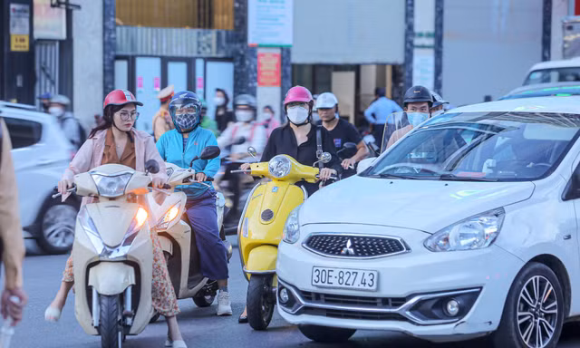 Xe máy 'tạt' 4 làn ô tô để quay đầu trên đường Nguyễn Trãi
