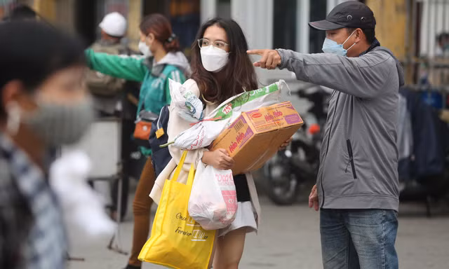 'Tay xách nách mang' trở lại Hà Nội sau kỳ nghỉ lễ
