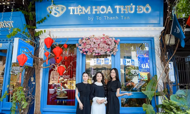 Top 3 Miss World Vietnam 2022 học cắm hoa tại S Florist
