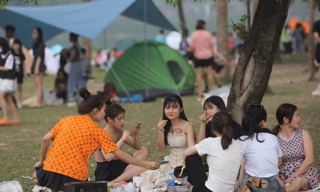 Đông nghịt người cắm trại ở công viên Yên Sở trong ngày cuối nghỉ lễ