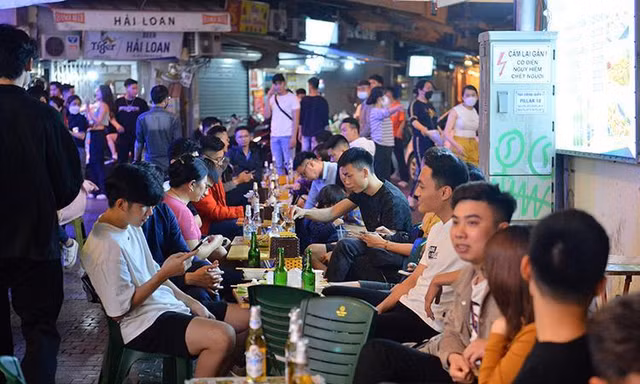 Chủ quán ăn, nhà hàng phấn khởi đón khách sau 21 giờ đêm