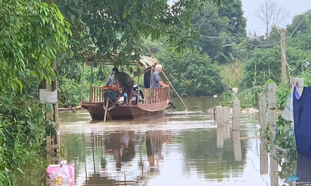 Thủy điện Hòa Bình xả lũ, bãi giữa sông Hồng ngập sâu, người dân Thủ đô dùng đò qua đường