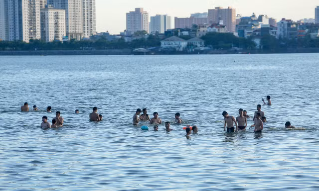 Nắng nóng hơn 40 độ C, người Hà Nội 'biến' hồ Tây thành bể bơi giải nhiệt