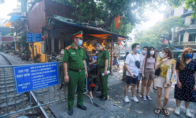 Đóng phố cà phê đường tàu, du khách 'ngẩn ngơ quay đầu' 