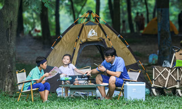 Dựng lều, cắm trại, ăn uống ngoài trời dịp lễ Quốc khánh 2/9