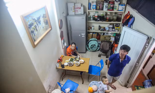 Cảnh chật chội, ẩm thấp bên trong những biệt thự cũ trên 'đất vàng' Hà Nội