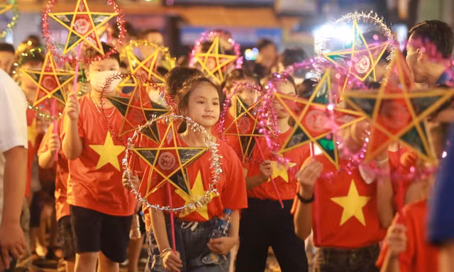 Thiếu nhi phố cổ thi bày mâm cỗ, rước đèn đêm trăng Trung Thu