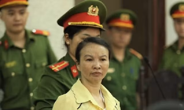 Bị cáo Trần Thị Hiền tìm người thân, nhắn mua thêm nhu yếu phẩm gửi cho mình.