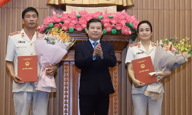 Ông Lê Minh Trí - Viện trưởng Viện KSND Tối cao chúc mừng bà Nguyễn Hải Trâm và ông Nguyễn Duy Giảng.