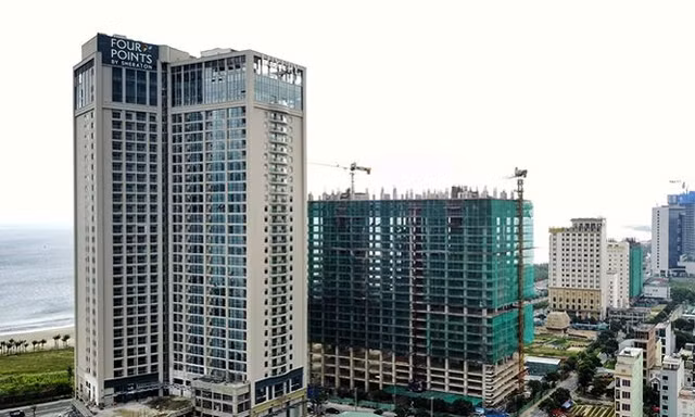 Nhiều dự án Condotel đang mọc lên dọc bãi biển Mỹ Khê, Đà Nẵng). Ảnh: Hồng Vĩnh.
