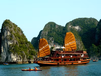 Vừa tham quan vừa bầu chọn vịnh Hạ Long