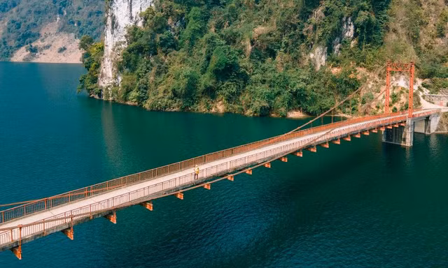 Cầu treo vắt ngang dòng sông xanh biếc, cảnh đẹp như tranh ở Điện Biên