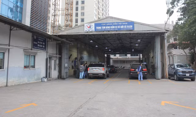Cảnh chưa từng thấy tại nhiều trung tâm đăng kiểm Hà Nội ngày cuối năm 