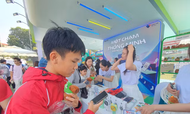 Ngày thẻ Việt Nam 2024 - Sóng Festival 'bùng nổ' về số lượng quà tặng cho người tham gia