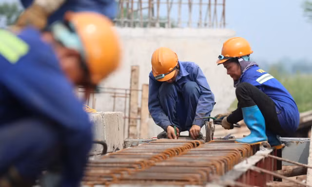 Hàng trăm người không nghỉ lễ thi công đường vành đai 4 dưới nắng nóng gay gắt 