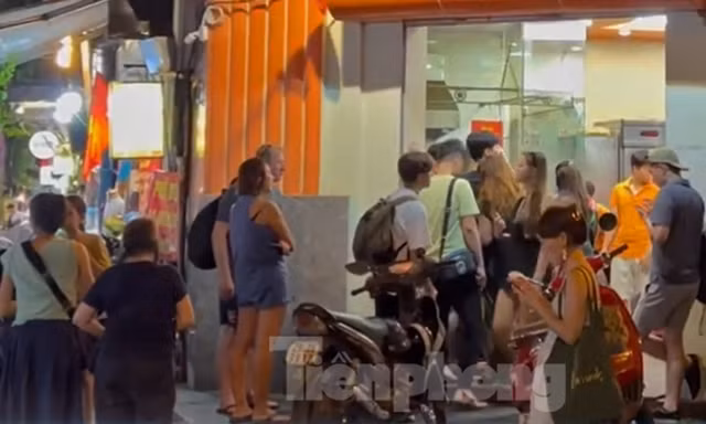 Khách Tây xếp hàng từ sáng đến tối để được ăn món chỉ có ở Việt Nam