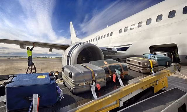 Kiểm tra đột xuất hành lý của phi công, tiếp viên 