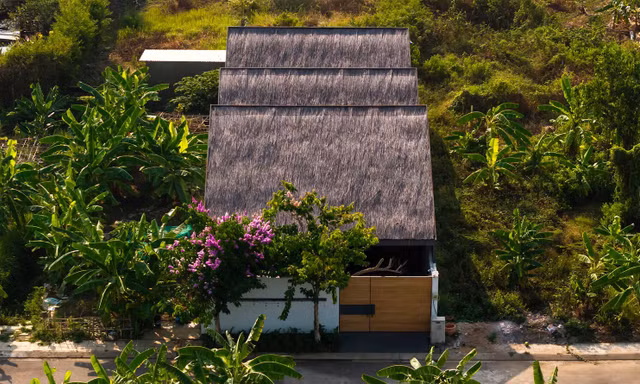 Ấn tượng nhà mái dốc hai lớp đẹp như tranh vẽ