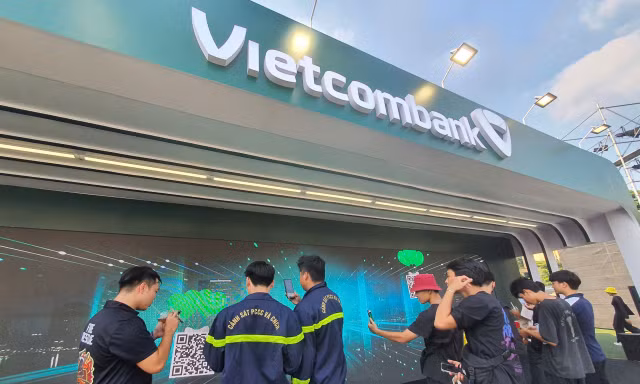 Giới trẻ thích thú trải nghiệm trò chơi ‘bắt trend’ của Vietcombank tại Sóng Festival