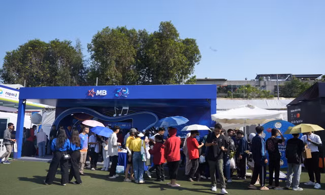 Sinh viên quây kín gian hàng Sóng Festival trải nghiệm, nhận quà 'cực chill'