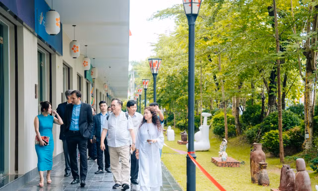Chiêm ngưỡng các tác phẩm gốm và điêu khắc nổi tiếng tại Lynn Times Thanh Thuỷ