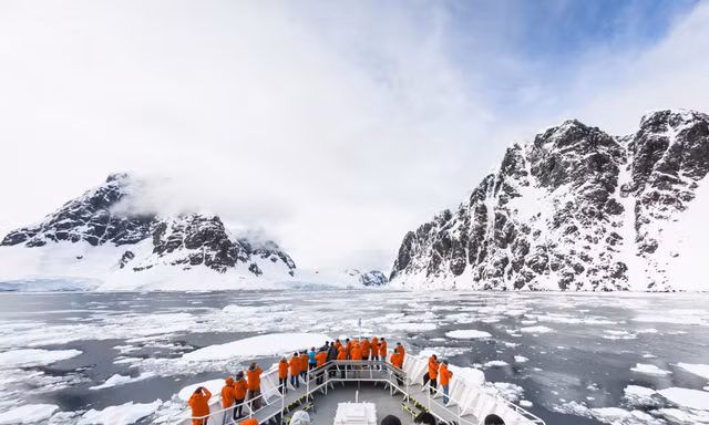 Tàu đâm vào băng nhưng 250 người không tháo chạy mà bình thản... đứng xem